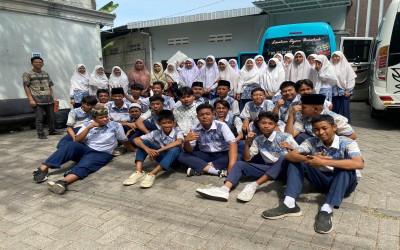 Outing Inspiratif Siswa Kelas IX SMPIT Al Uswah Bangil ke Pusat Gudang Bantal Harvestway (bagian-2)